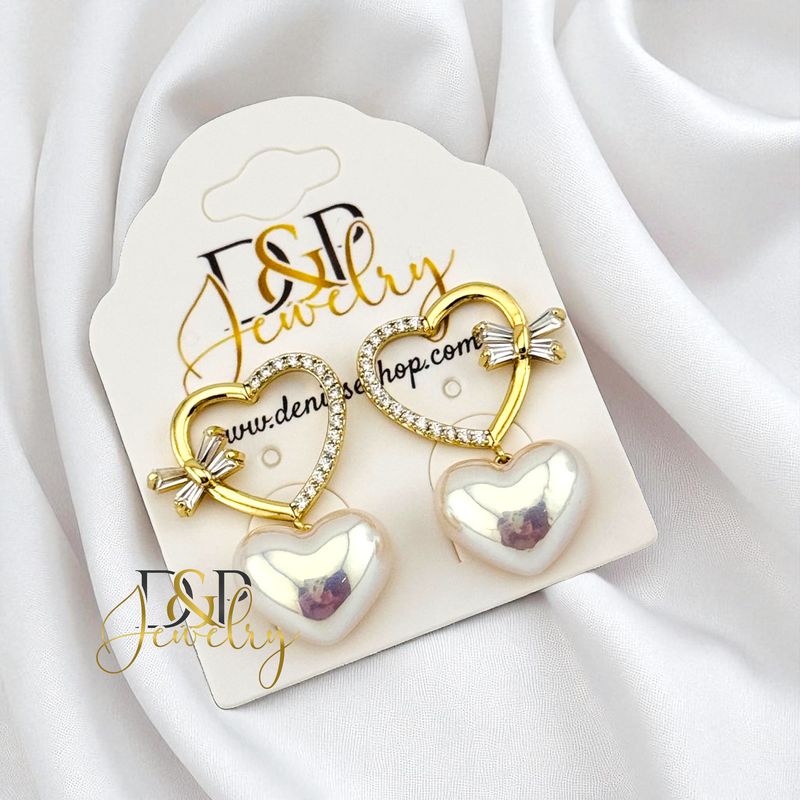 14K GOLD/ WHITE HEART STUD EARRING E995