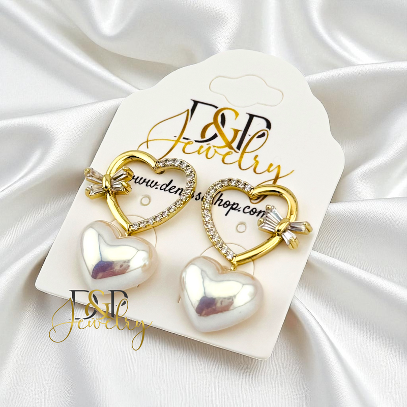 14K GOLD/ WHITE HEART STUD EARRING E995