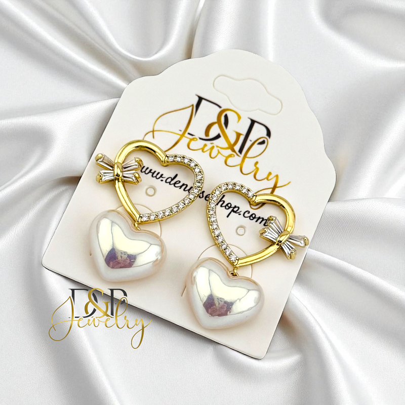14K GOLD/ WHITE HEART STUD EARRING E995
