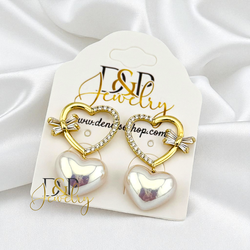 14K GOLD/ WHITE HEART STUD EARRING E995