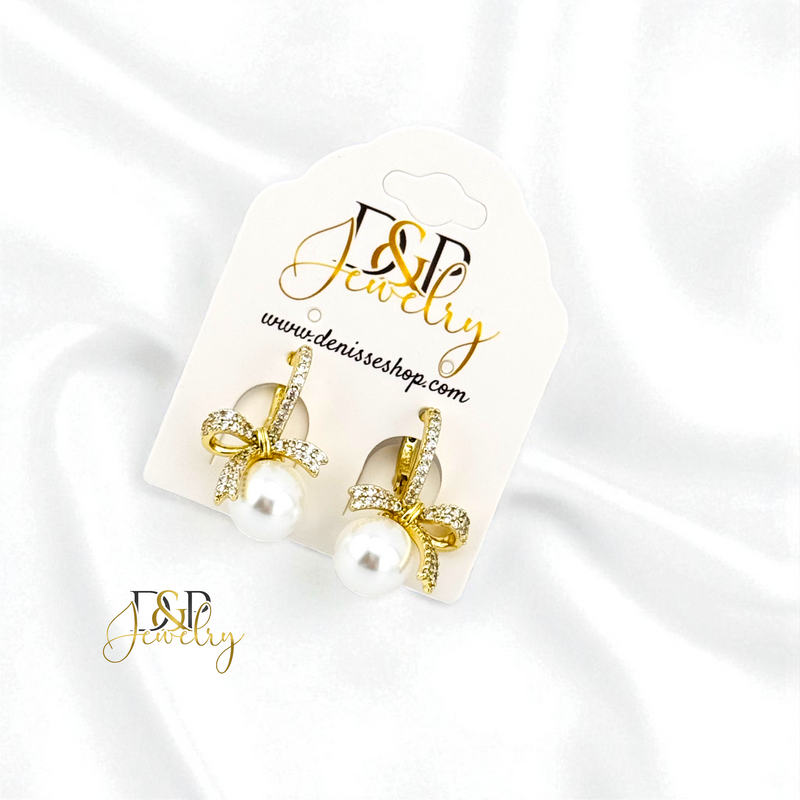 14K WHITE PEARL HUGGIE EARRING E1042
